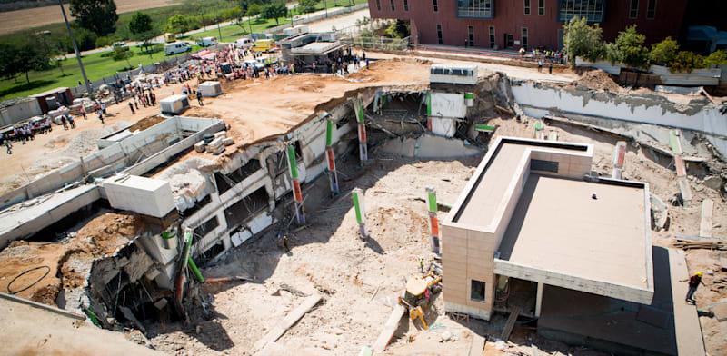 קריסת החניון ברחוב הברזל בת''א / צילום: שלומי יוסף