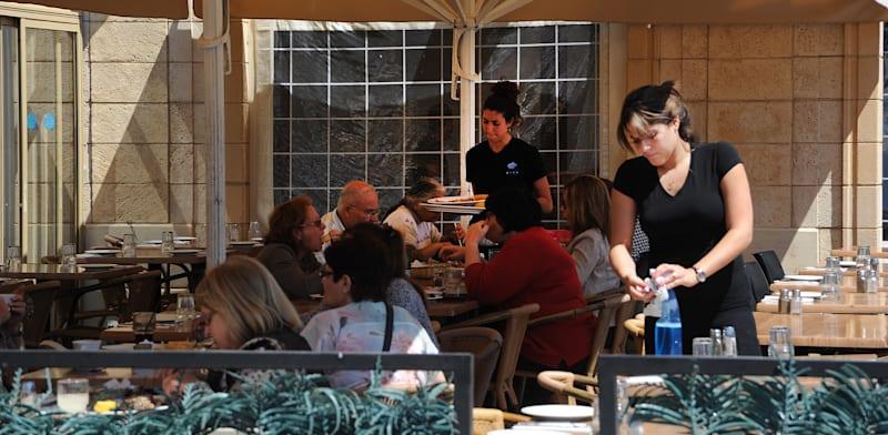 מלצריות במסעדה. רשות המסים תגבה מע''מ על הטיפים / צילום: איל יצהר