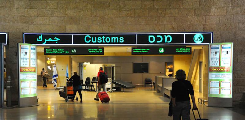 רשות המכס בנתב"ג / צילום: איל יצהר