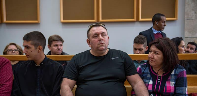 רומן זדורוב עם משפחתו בבית המשפט, לפני שנתיים / צילום: גיל אליהו - הארץ