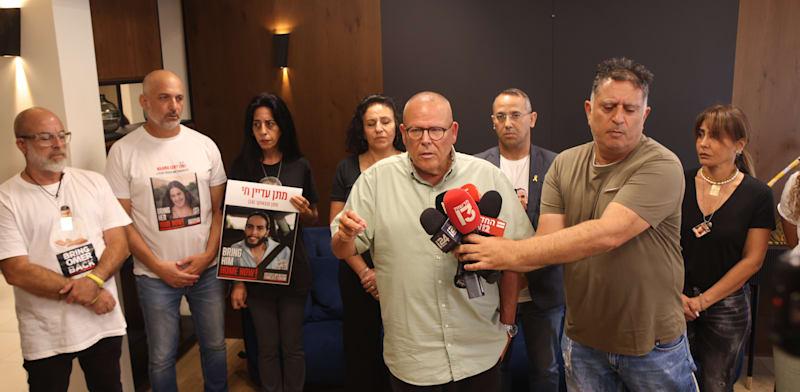 יו''ר ההסתדרות ארנון בר-דוד ומשפחות החטופים בעת ההכרזה על השבתת המשק / צילום: כדיה לוי