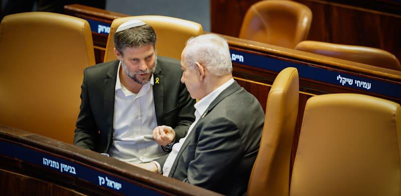 נתניהו וסמוטריץ'. ראש הממשלה לא נתן לאוצר אור ירוק, אבל גם לא אור אדום / צילום: נועם מושקוביץ', דוברות הכנסת