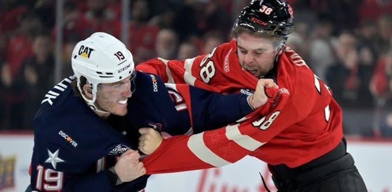 קקטה בין שחקני נבחרת ההוקי האמריקאית והקנדית, בשבוע שעבר / צילום: צילומי מסך מתוך יוטיוב