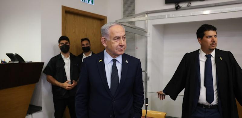 ראש הממשלה בנימין נתניהו ועו"ד עמית חדד בבית המשפט / צילום: מוטי&amp;amp;nbsp;מילרוד