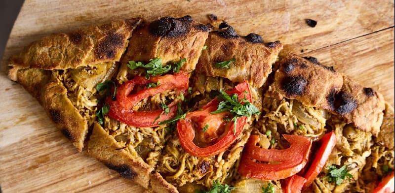 פידה עם עוף מפורק ובצל מקורמל אצל שרין פרג' / צילום: שניר (סופגי) קדושי