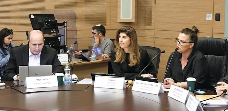 ח''כ גלית דיסטל-אטבריאן, יו''ר ועדת התקשורת; נועה בירן-דדון, מנהלת הוועדה; ואלעד מקדסי, מנכ''ל משרד התקשורת / צילום: דני שם טוב, דוברות הכנסת