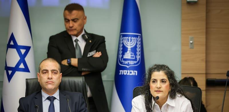 עו''ד שגית אפק ויו''ר ועדת הכנסת, ח''כ אופיר כץ, בדיון על פיצול חוק ההסדרים / צילום: נעם מושקוביץ, דוברות הכנסת