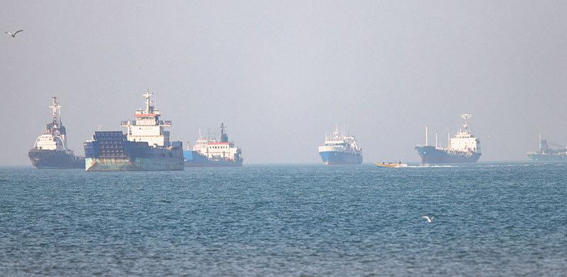אוניות תקועות במצר הורמוז / צילום: Reuters,  Amirhosein Khorgooi/ISNA/WANA