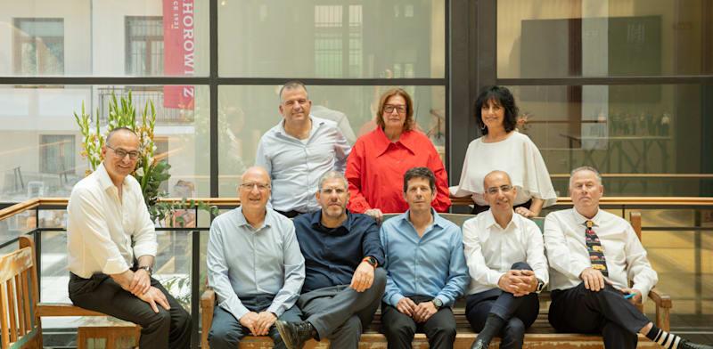 השותפים המנהלים של משרד ש.הורוביץ עם השותפים של ב.לוינבוק / צילום: אינגה