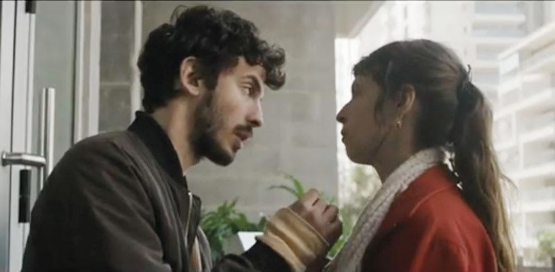 סצנה מהסרט ''נדל''ן סיפור אהבה''. בני זוג שחצויים בנושא הדיור / צילום: צילום מסך מיוטיוב