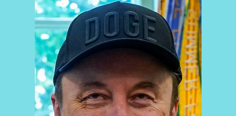 בכובע DOGE: מאסק בבית הלבן / צילום: Reuters, Nathan Howard בכובע DOGE: מאסק בבית הלבן / צילום: Reuters, Nathan Howard
