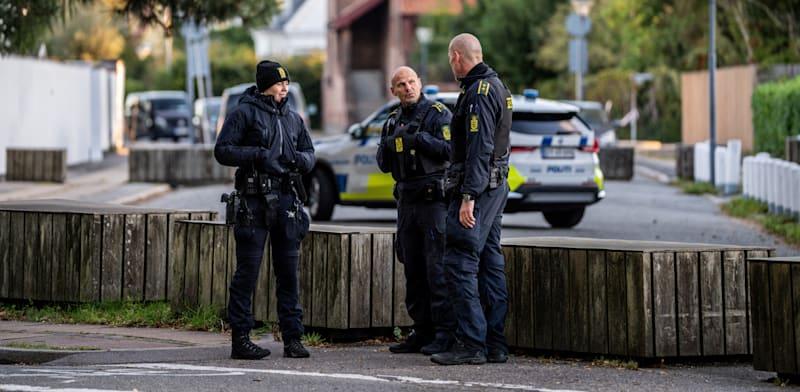 שוטרים בזירת אירוע זריקת הרימונים בשגרירות ישראל בקופנהגן, בשבוע שעבר / צילום: Reuters, Emil Nicolai Helms שוטרים בזירת אירוע זריקת הרימונים בשגרירות ישראל בקופנהגן, בשבוע שעבר / צילום: Reuters, Emil Nicolai Helms