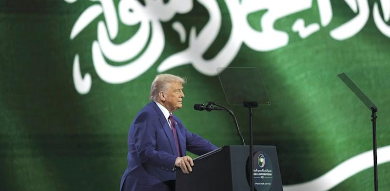 מחלק שבחים וסוגר חשבונות. טראמפ בנאומו בריאד בשבוע שעבר / צילום: ap, Alex Brandon מחלק שבחים וסוגר חשבונות. טראמפ בנאומו בריאד בשבוע שעבר / צילום: ap, Alex Brandon