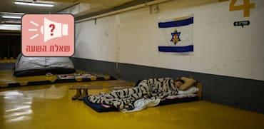 אישה ישנה בחניון תת-קרקעי בתל אביב / צילום: ap, Oded Balilty אישה ישנה בחניון תת-קרקעי בתל אביב / צילום: ap, Oded Balilty