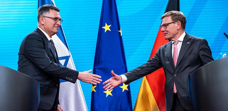 שר החוץ סער עם שר החוץ הגרמני / צילום: Reuters, Michael Kappeler/dpa שר החוץ סער עם שר החוץ הגרמני / צילום: Reuters, Michael Kappeler/dpa