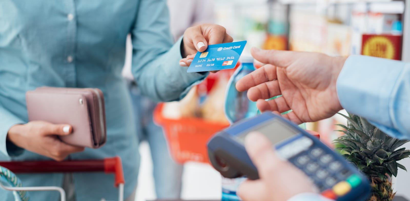 קניות בכרטיסי אשראי / צילום: Shutterstock קניות בכרטיסי אשראי / צילום: Shutterstock