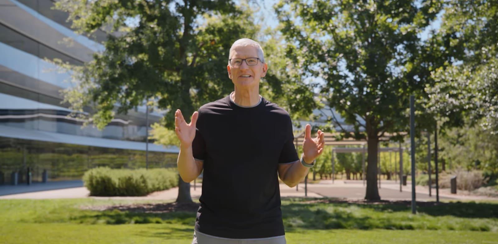 טים קוק, מנכ''ל אפל / צילום: צילום מסך מאתר אפל טים קוק, מנכ''ל אפל / צילום: צילום מסך מאתר אפל