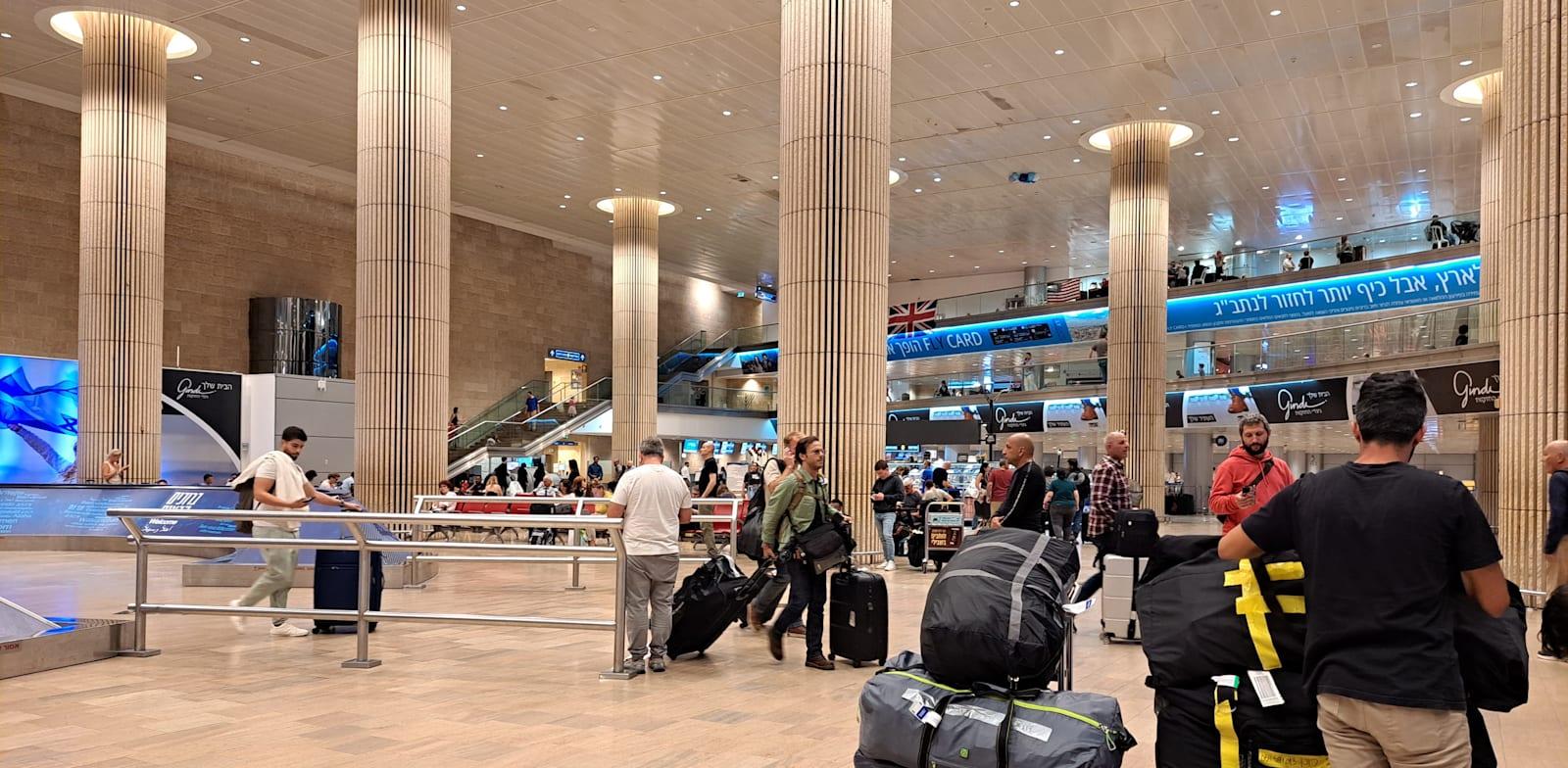 נתב''ג. השהיה נוספת של הקווים לתל אביב / צילום: טלי בוגדנובסקי נתב''ג. השהיה נוספת של הקווים לתל אביב / צילום: טלי בוגדנובסקי