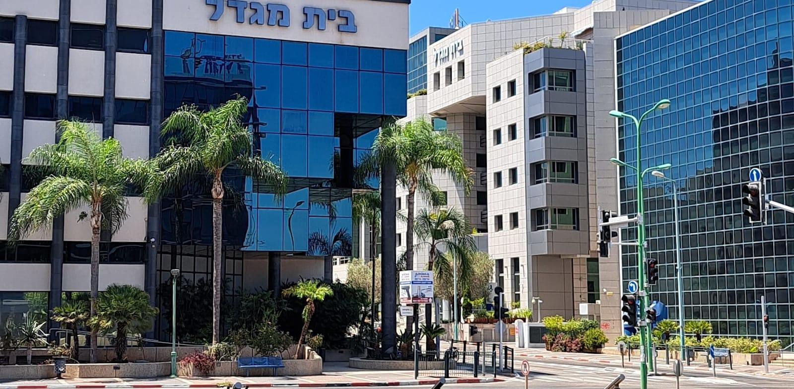 חברת הביטוח ''מגדל'' בקריית אריה, פ''ת / צילום: טלי בוגדנובסקי חברת הביטוח ''מגדל'' בקריית אריה, פ''ת / צילום: טלי בוגדנובסקי