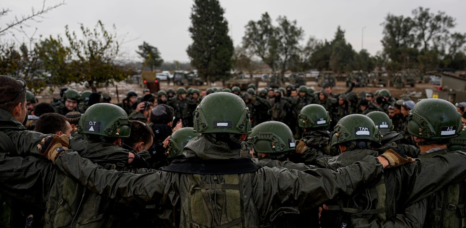 מילואימניקים בשטחי הכינוס / צילום: Associated Press, Ohad Zwigenberg מילואימניקים בשטחי הכינוס / צילום: Associated Press, Ohad Zwigenberg