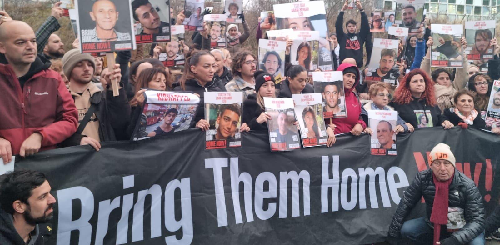 משפחות החטופים על רקע בית הדין בהאג / צילום: ניצן שפיר משפחות החטופים על רקע בית הדין בהאג / צילום: ניצן שפיר