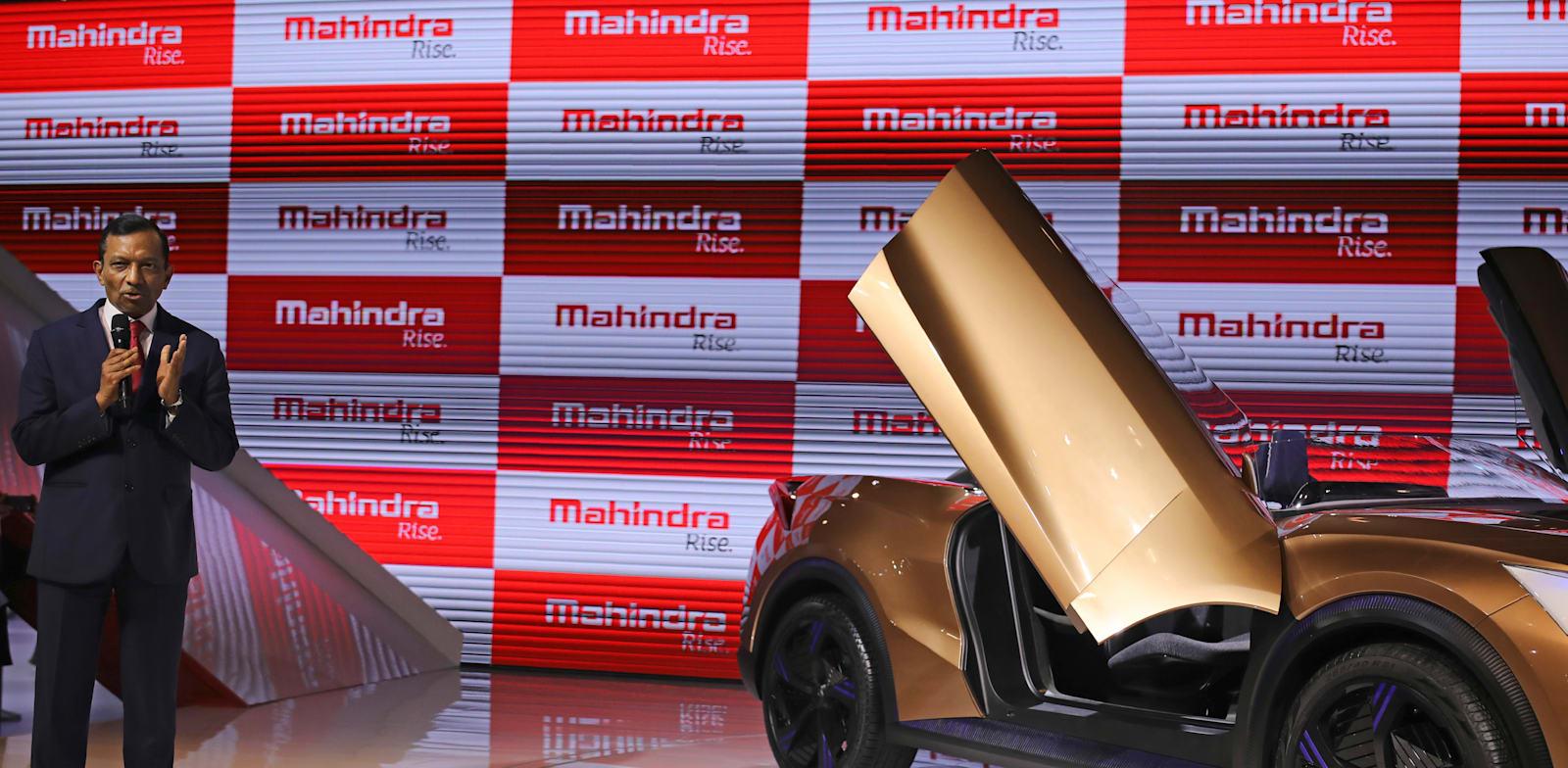 מנכ''ל מהינדרה לשעבר, פאוואן קומאר גואנקה, בהשקה של רכב חשמלי חדש / צילום: ap, Altaf Qadri מנכ''ל מהינדרה לשעבר, פאוואן קומאר גואנקה, בהשקה של רכב חשמלי חדש / צילום: ap, Altaf Qadri