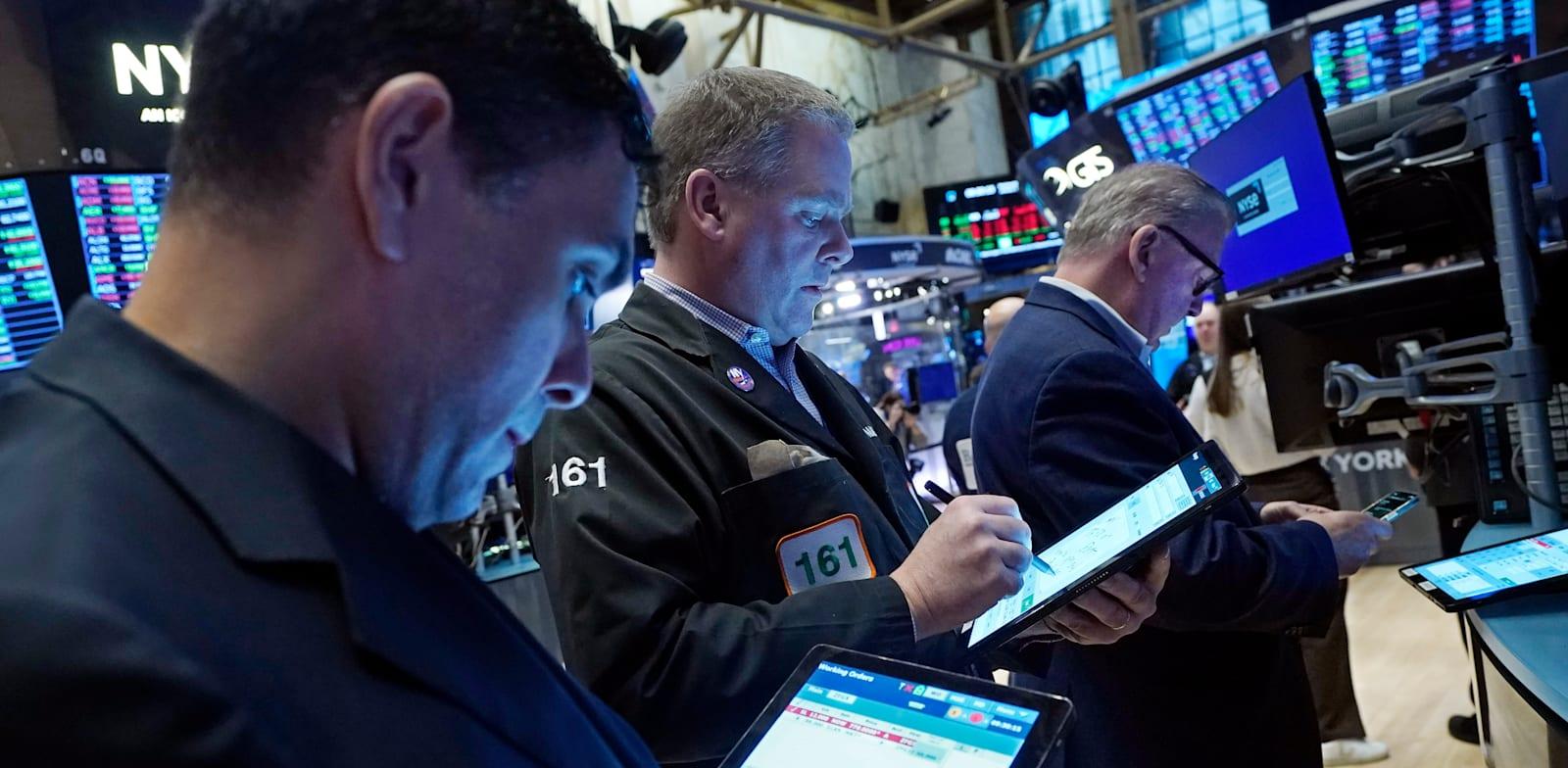 רצפת המסחר בבורסת וול סטריט / צילום: ap, Richard Drew רצפת המסחר בבורסת וול סטריט / צילום: ap, Richard Drew