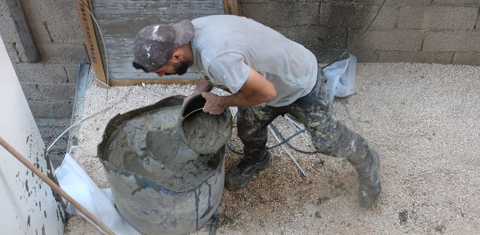עובד באתר בנייה / צילום: Shutterstock עובד באתר בנייה / צילום: Shutterstock