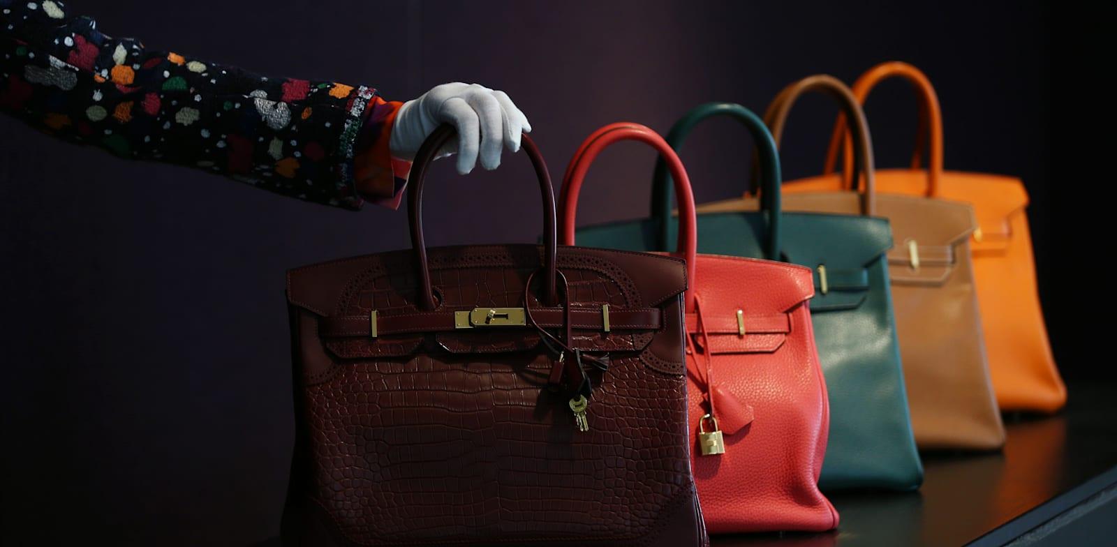 תצוגה מקדימה למכירת תיקי בירקין בלונדון. המחיר מגיע למאות אלפי דולרים / צילום: Reuters, Yui Mok תצוגה מקדימה למכירת תיקי בירקין בלונדון. המחיר מגיע למאות אלפי דולרים / צילום: Reuters, Yui Mok