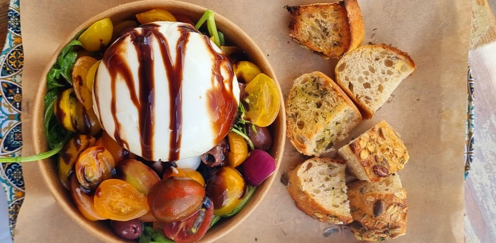 סלט עגבניות של לה בוסתן / צילום: אלי אלחלל סלט עגבניות של לה בוסתן / צילום: אלי אלחלל