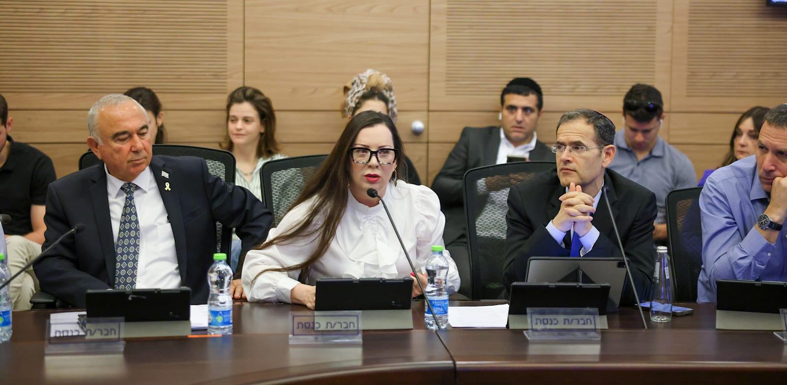 חברי הכנסת טלי גוטליב ומשה סעדה בוועדת החוקה בנושא החוק לבחירת רבני ערים, היום (ג') / צילום: נועם מושקוביץ', דוברות הכנסת חברי הכנסת טלי גוטליב ומשה סעדה בוועדת החוקה בנושא החוק לבחירת רבני ערים, היום (ג') / צילום: נועם מושקוביץ', דוברות הכנסת