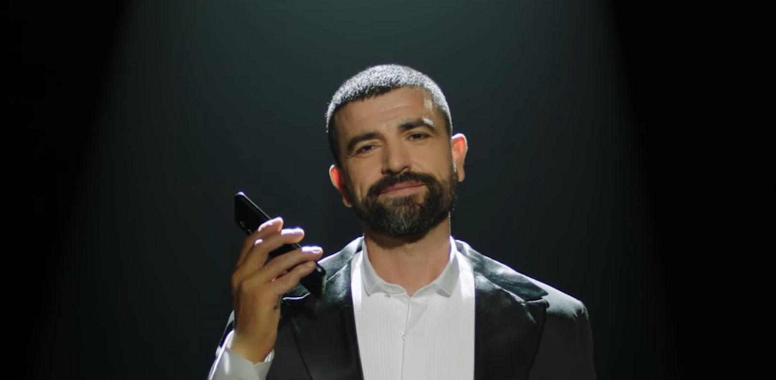 עמוס תמם בקמפיין בנק הפועלים / צילום: צילום מסך מהקמפיין עמוס תמם בקמפיין בנק הפועלים / צילום: צילום מסך מהקמפיין