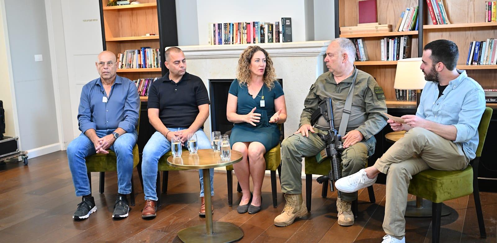 משה מרי, דובי אמיתי, חיים פיגלין וענבר בזק בפאנל בהנחיית בר לביא / צילום: גיא צרחי משה מרי, דובי אמיתי, חיים פיגלין וענבר בזק בפאנל בהנחיית בר לביא / צילום: גיא צרחי