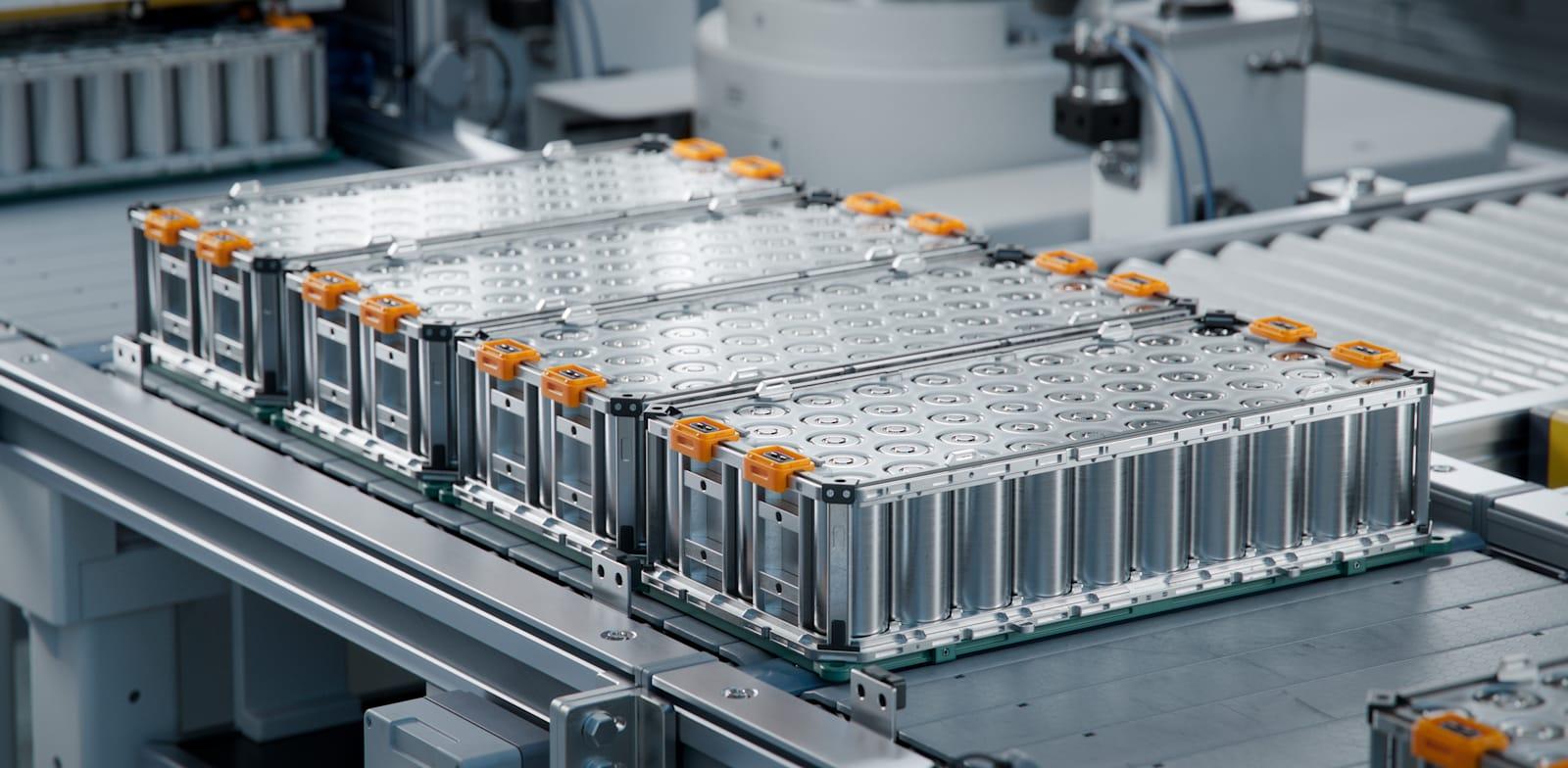 מפעל לייצור סוללות לית'יום לכלי רכב חשמליים / צילום: Shutterstock מפעל לייצור סוללות לית'יום לכלי רכב חשמליים / צילום: Shutterstock