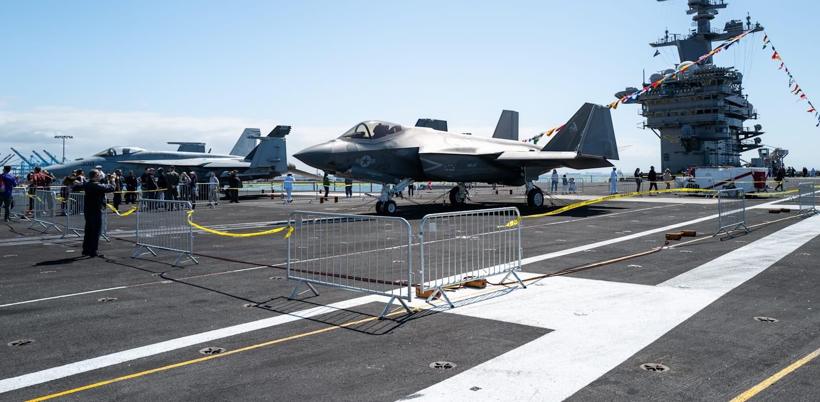 נושאת המטוסים האמריקאית קרל וינסון שמשתתפת בתרגיל הימי RIMPAC / צילום: Reuters, Qian Weizhong/VCG נושאת המטוסים האמריקאית קרל וינסון שמשתתפת בתרגיל הימי RIMPAC / צילום: Reuters, Qian Weizhong/VCG