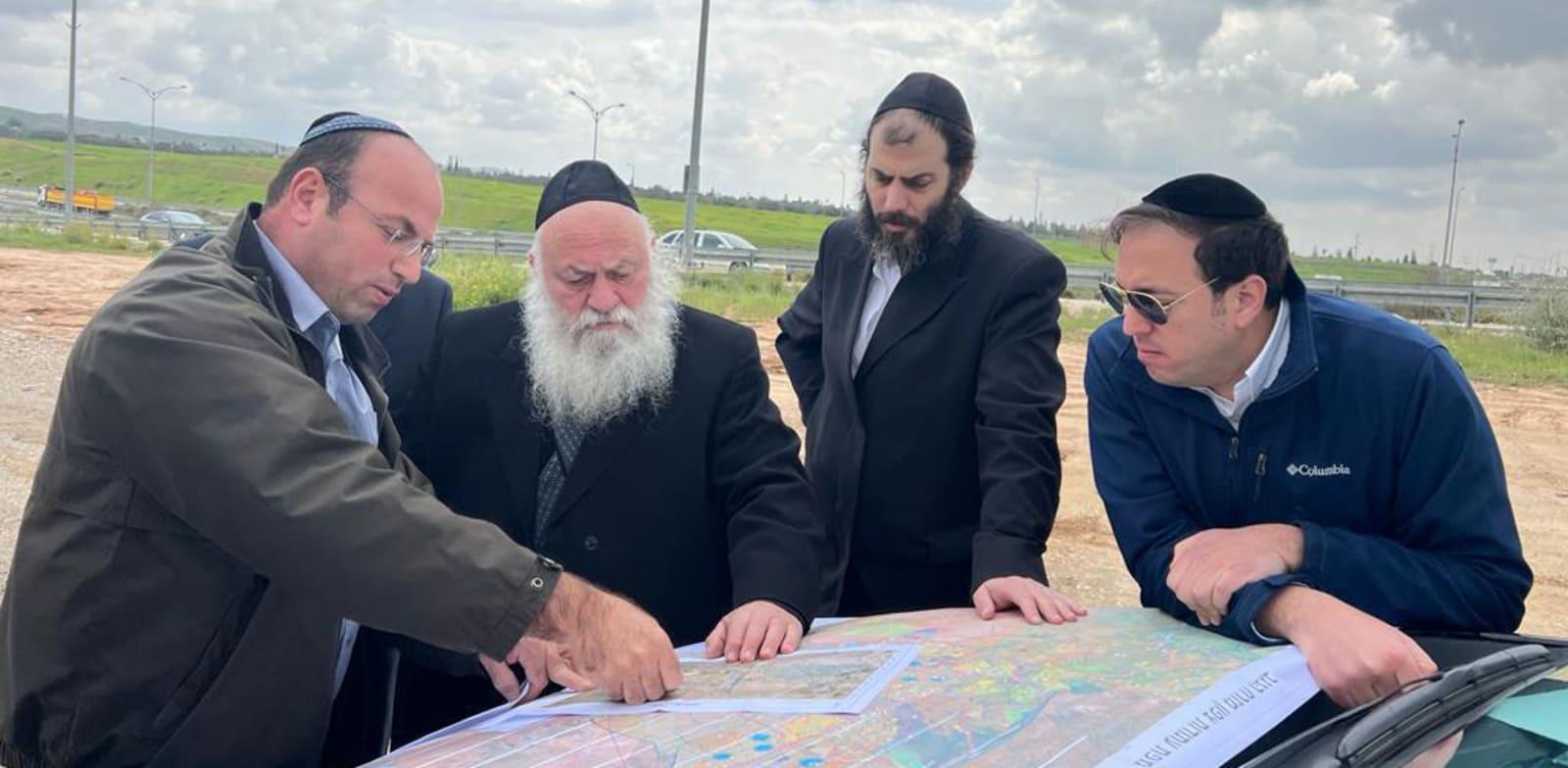 השר גולדקנופף מבקר באדמות היישוב תילה / צילום: יח''צ השר גולדקנופף מבקר באדמות היישוב תילה / צילום: יח''צ