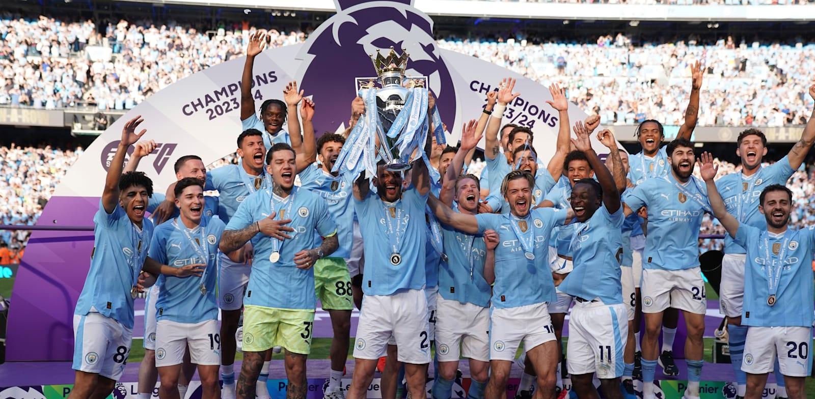 שחקני מנצ'סטר סיטי חוגגים אליפות. הכדורגל האנגלי הכניס כ־7 מיליארד אירו / צילום: ap, Dave Thompson שחקני מנצ'סטר סיטי חוגגים אליפות. הכדורגל האנגלי הכניס כ־7 מיליארד אירו / צילום: ap, Dave Thompson