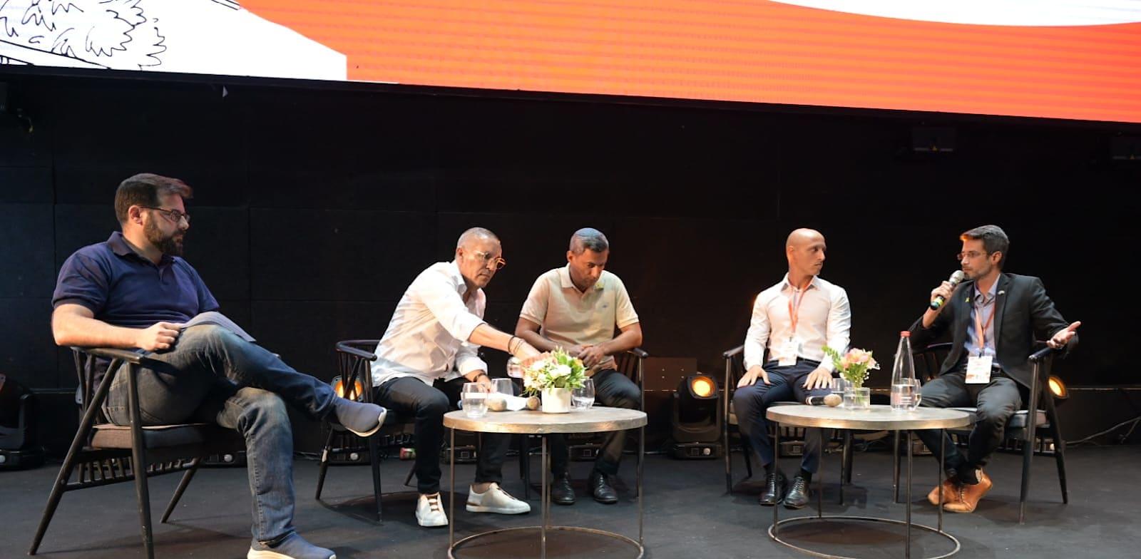 אביחי שטרן, אלון דוידי, אלי אביסרור ועמיחי בן שלוש בפאנל משותף / צילום: תמר מצפי אביחי שטרן, אלון דוידי, אלי אביסרור ועמיחי בן שלוש בפאנל משותף / צילום: תמר מצפי