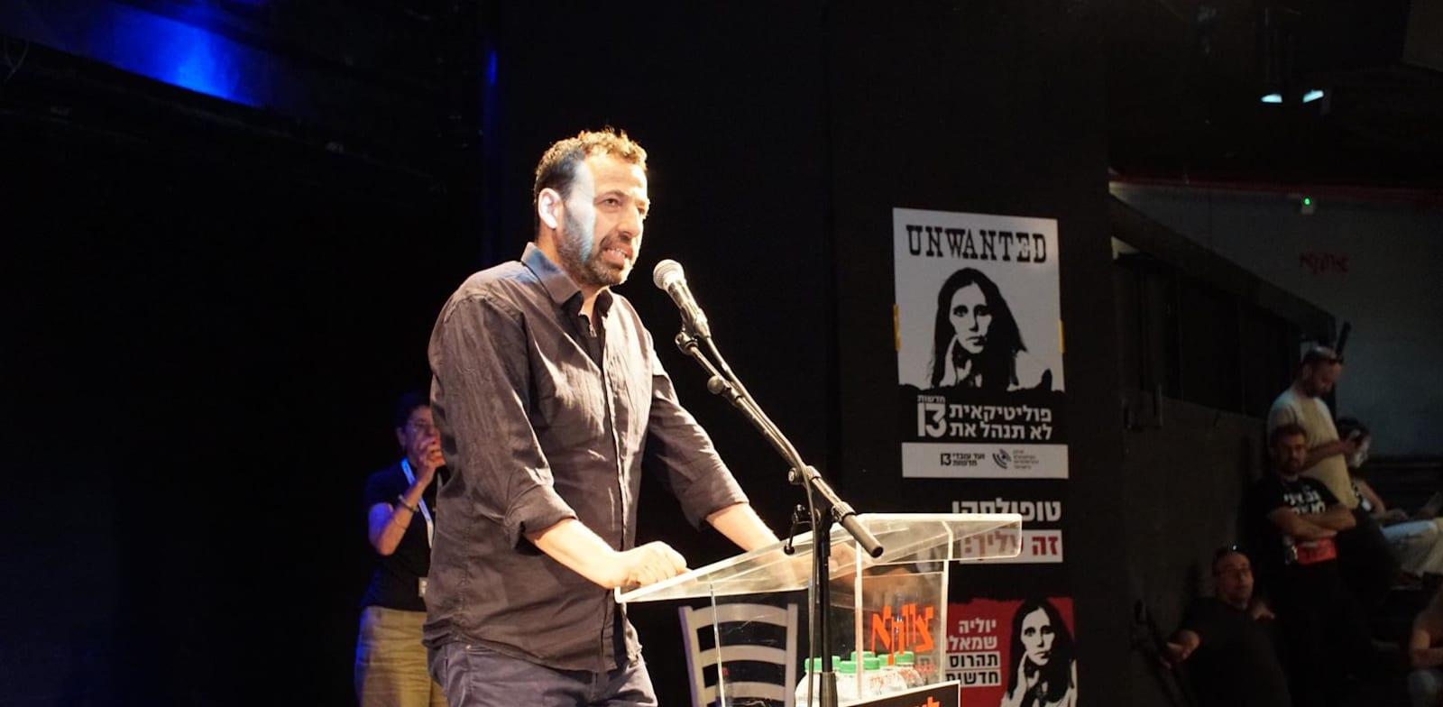 רביב דרוקר בכנס החירום של ארגון העיתונאים ועובדי חדשות 13 / צילום: אור בן אסולי רביב דרוקר בכנס החירום של ארגון העיתונאים ועובדי חדשות 13 / צילום: אור בן אסולי