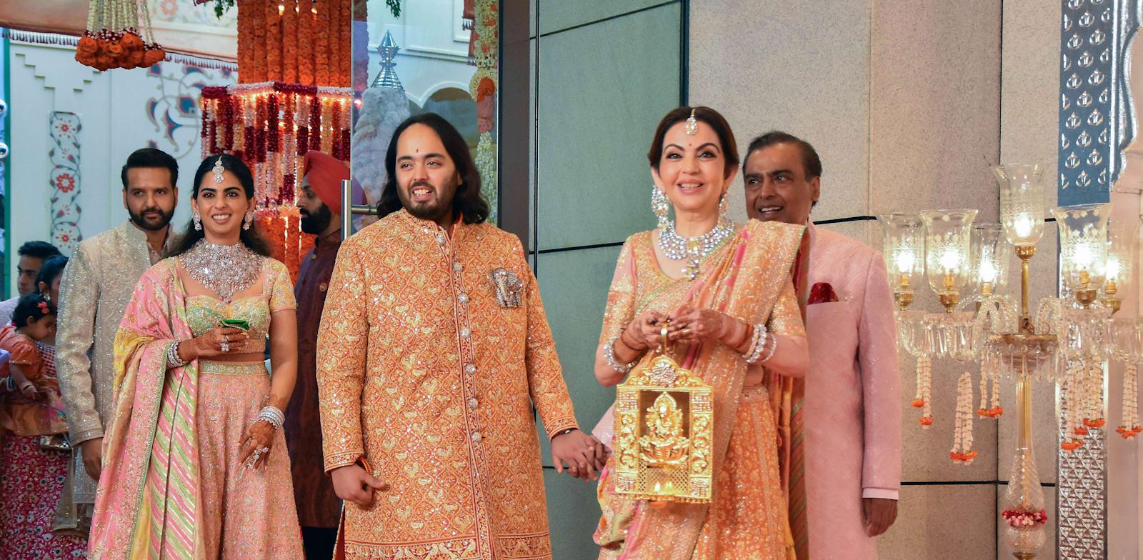 משפחת אמבאני בחתונה בסוף השבוע. פאר שלא נראה בהודו מימי האמפריה / צילום: Reuters, Rajanish Kakade משפחת אמבאני בחתונה בסוף השבוע. פאר שלא נראה בהודו מימי האמפריה / צילום: Reuters, Rajanish Kakade