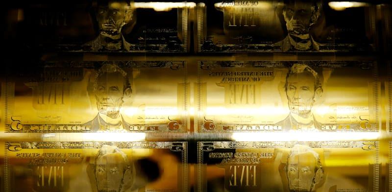 גלופה של שטרות של חמש דולר במטבעה של ארה''ב בוושינגטון הבירה / צילום: Reuters, Gary Cameron גלופה של שטרות של חמש דולר במטבעה של ארה''ב בוושינגטון הבירה / צילום: Reuters, Gary Cameron