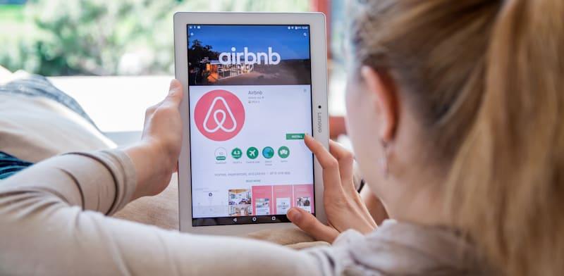 אפליקציית airbnb להשכרת דירות לטווח קצר / צילום: Shutterstock אפליקציית airbnb להשכרת דירות לטווח קצר / צילום: Shutterstock