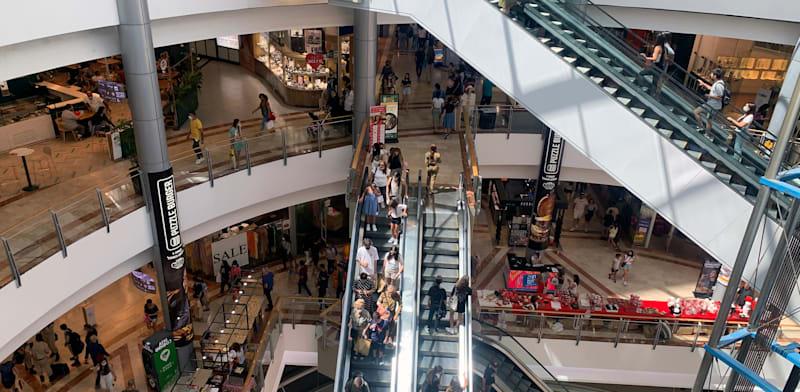 קניון עזריאלי בתל אביב. ''בקרוב אנשים ייצאו יותר ויקנו יותר'', אומר בכיר בענף / צילום: Shutterstock, Opachevsky Irina קניון עזריאלי בתל אביב. ''בקרוב אנשים ייצאו יותר ויקנו יותר'', אומר בכיר בענף / צילום: Shutterstock, Opachevsky Irina