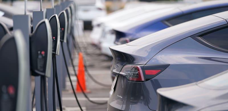 טעינת כלי רכב חשמליים / צילום: ap, David Zalubowski טעינת כלי רכב חשמליים / צילום: ap, David Zalubowski