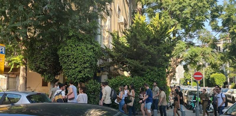 תור של שוכרים פוטנציאליים לדירה בת''א / צילום: איריס מושקוביץ תור של שוכרים פוטנציאליים לדירה בת''א / צילום: איריס מושקוביץ