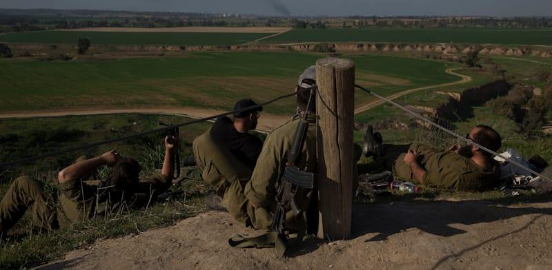 מילואימניקים על גבול עזה. בשנה החולפת 49% מהפניות עסקו באפליה נגד משרתי מילואים / צילום: ap, Leo Correa מילואימניקים על גבול עזה. בשנה החולפת 49% מהפניות עסקו באפליה נגד משרתי מילואים / צילום: ap, Leo Correa