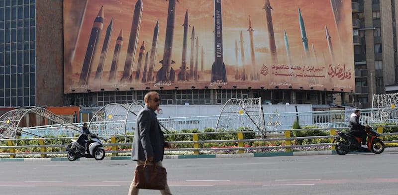מודעה המציגה נשק איראני ברחוב בטהרן / צילום: Reuters, Majid Asgaripour מודעה המציגה נשק איראני ברחוב בטהרן / צילום: Reuters, Majid Asgaripour
