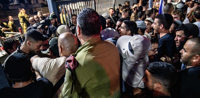 מפגינים מנסים לפרוץ לבית הדין הצבאי בבית ליד / צילום: Matan Golan / SOPA Images מפגינים מנסים לפרוץ לבית הדין הצבאי בבית ליד / צילום: Matan Golan / SOPA Images