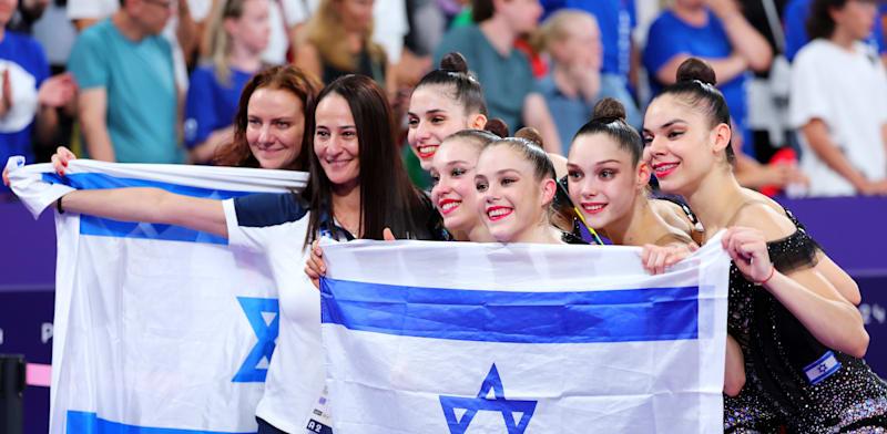 זכיית נבחרת ההתעמלות האמנותית במדליית כסף / צילום: Reuters, Naoki Nishimura/AFLO זכיית נבחרת ההתעמלות האמנותית במדליית כסף / צילום: Reuters, Naoki Nishimura/AFLO