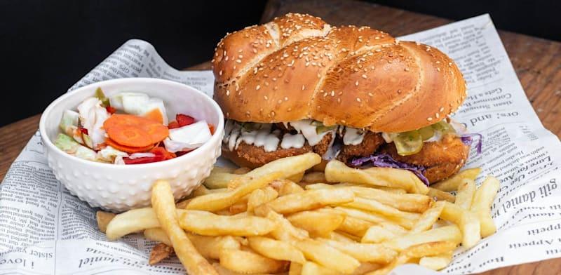 שניצל בחלה בפודטארק קוליס / צילום: דנה בר-און שניצל בחלה בפודטארק קוליס / צילום: דנה בר-און